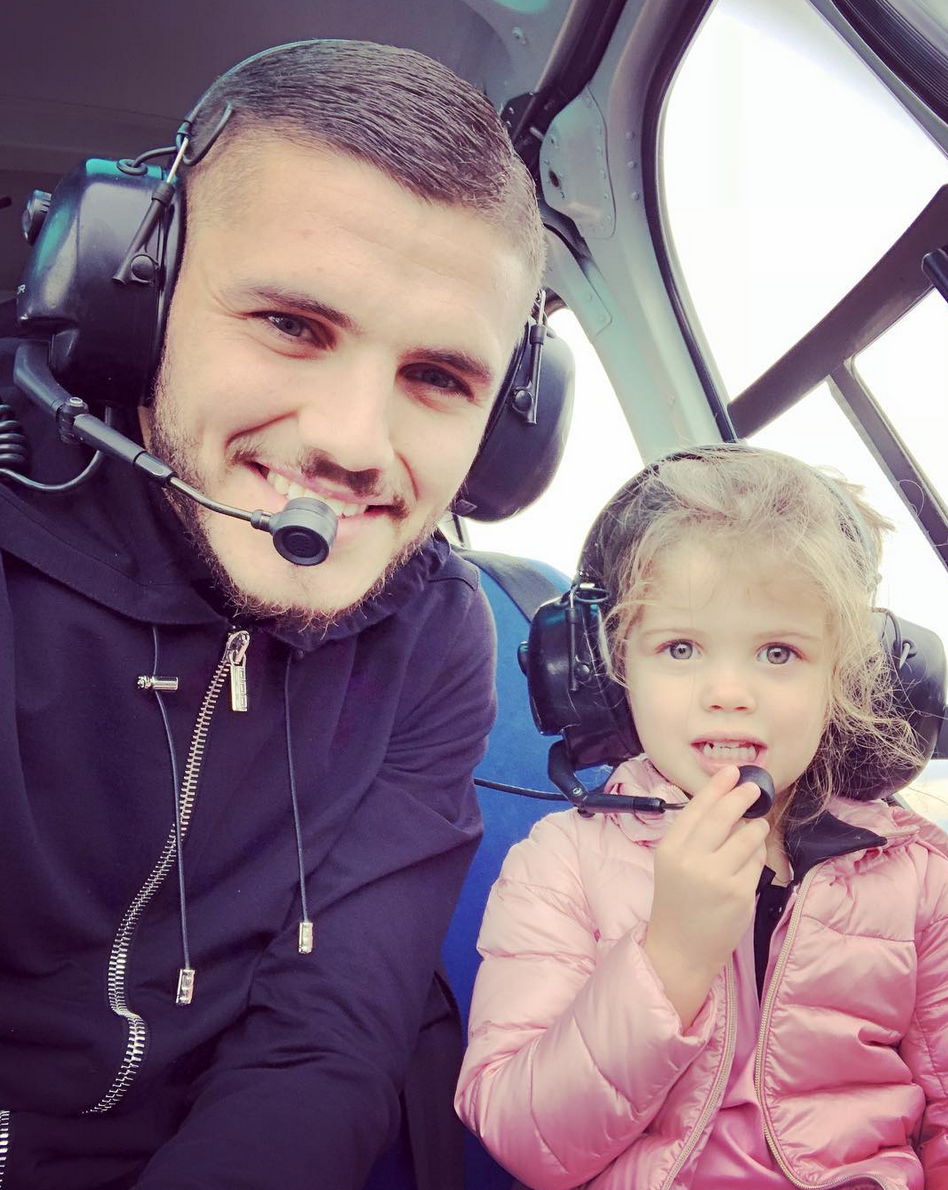 <p>El mismo Mauro ofició de piloto en el helicóptero, desde el cual la familia atravesó las montañas. <em>“Icardi’s airlines </em>–aerolíneas Icardi”, escribió el deportista, junto a esta foto con su hija mayor, Francesca, de 2 años. </p>