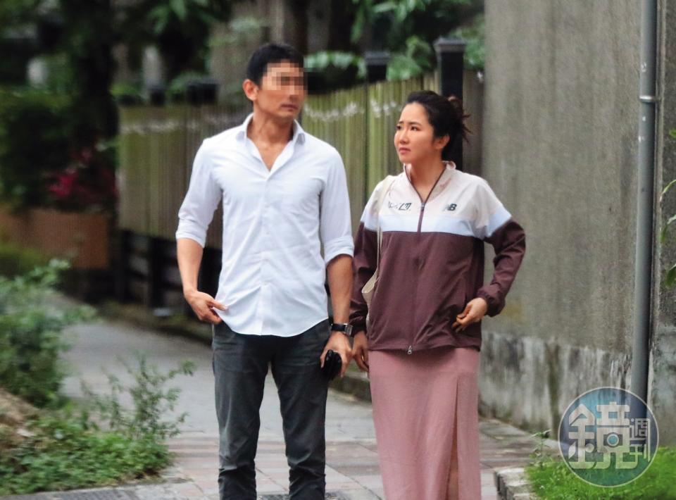5月2日13：10，一結束工作，謝忻（右）趕往北市民生社區，與交往5年的律師男友（左）見面，小倆口在街上漫步。