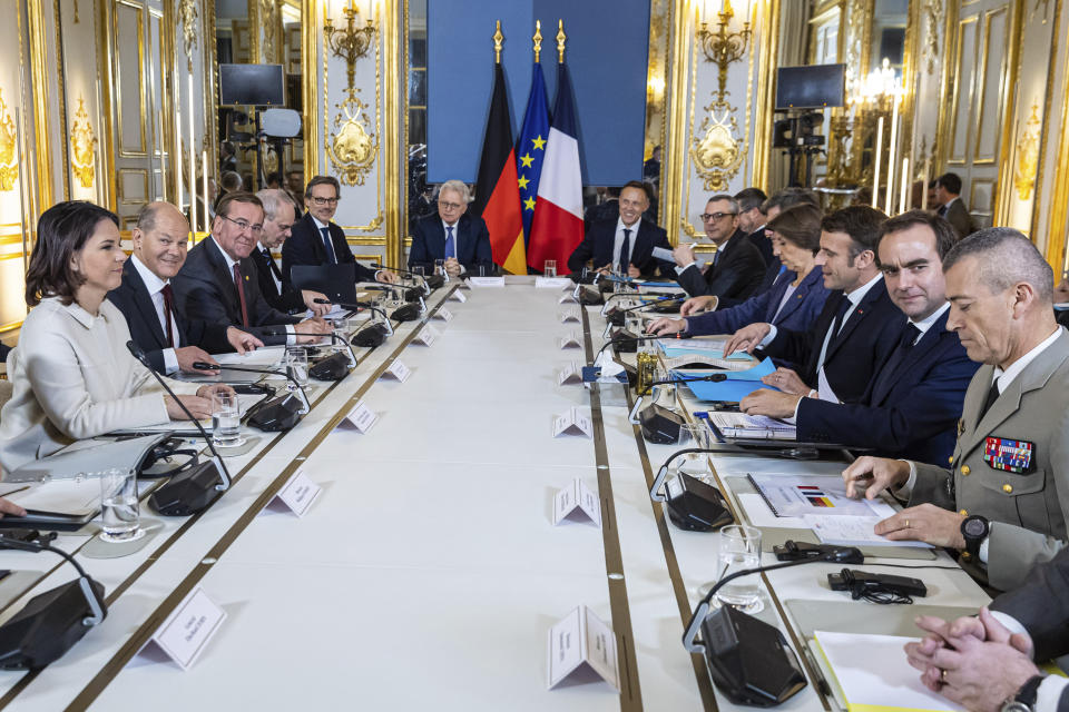 German Foreign Affairs Minister Annalena Baerbock, left, German Chancellor Olaf Scholz, second left, German Defense Minister Boris Pistorius, third left, French Defense Minister Sebastien Lecornu, second right, and French President Emmanuel Macron, third right, attend a Defense and Security joint council upon a Franco-German Ministers council as part of the 60th anniversary of the Elysee Treaty at Elysee Palace in Paris, Sunday, Jan. 2023. (Christophe Petit Tesson, Pool via AP)