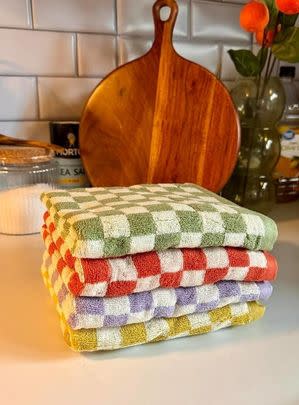 20% off a set of retro chic, super absorbent checkered hand towels