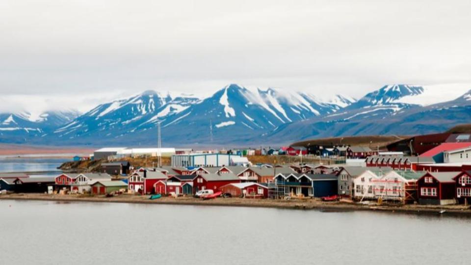 位於北極圈內的斯瓦巴群島（Svalbard），是挪威最北方的領土，每年有４個月的永晝與永夜。（圖／翻攝自《每日星報》）