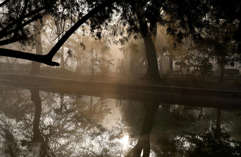 <p>Romantische Kulisse: Spaziergänger laufen bei Nebel durch einen Park im indischen Neu-Delhi. (Bild: Reuters/Saumya Khandelwal) </p>