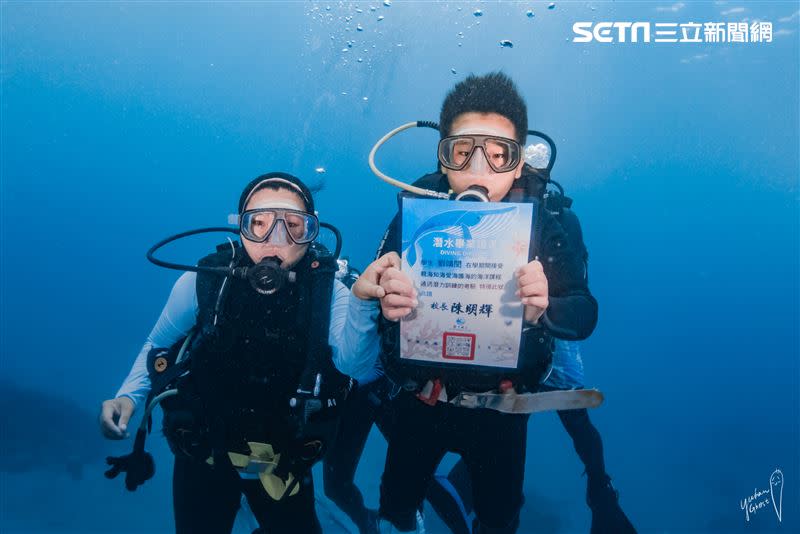 孩子們透過潛水認識海洋，培養對海洋的愛護，並拿到畢業。（圖／台灣潛水提供）
