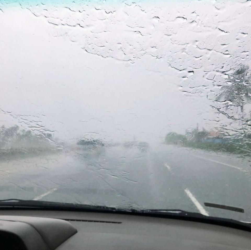 梅雨滯留鋒面過境，台南地區十四日下起滂沱大雨。(記者羅玉如攝)