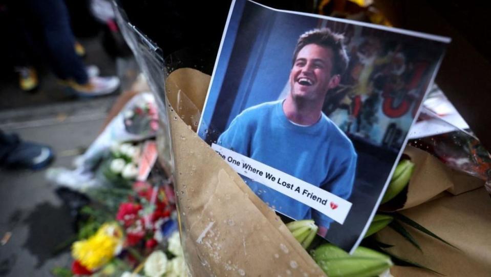 Flores y una foto de Matthew Perry en un memorial del actor que interpretó a Chandler Bing en la serie Friends el 28 de octubre de 2023 en Los Ángeles, California, Estados Unidos.