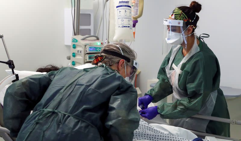 FOTO DE ARCHIVO: Enfermeras cuidan a un paciente en una sala de cuidados intensivos en el hospital Frimley Park en Surrey, Reino Unido, el 22 de mayo de 2020