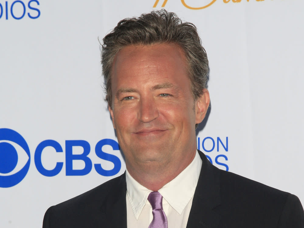 Besser spät als nie: Matthew Perry gesellt sich zu seinen "Friends"-Kollegen bei Instagram (Bild: Shutterstock/Phil Stafford)