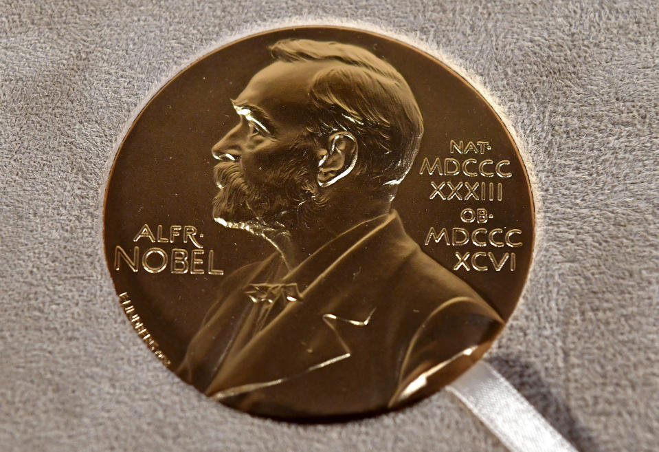 ARCHIVO - Una imagen del martes 8 de diciembre de 2020 muestra una medalla del premio Nobel en una ceremonia en Nueva Yorlk. (Angela Weiss/Pool Photo via AP, Archivo)