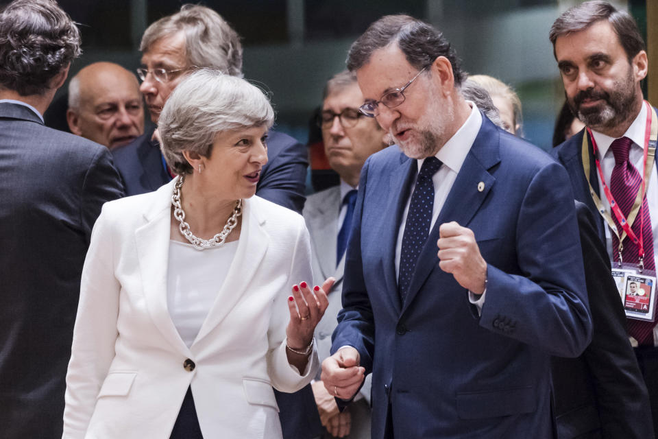 <p>Die britische Premierministerin Theresa May (hier mit Spaniens Premier Mariano Rajoy) beklagte in einer Stellungnahme den „sinnlosen Verlust von Leben in Barcelona.“ „Spanien stand nach den Angriffen in Manchester und London an der Seite des britischen Volkes. Heute bietet Großbritannien gemeinsam mit Spanien dem Übel des Terrorismus die Stirn.“ (Bild: AP Photo) </p>