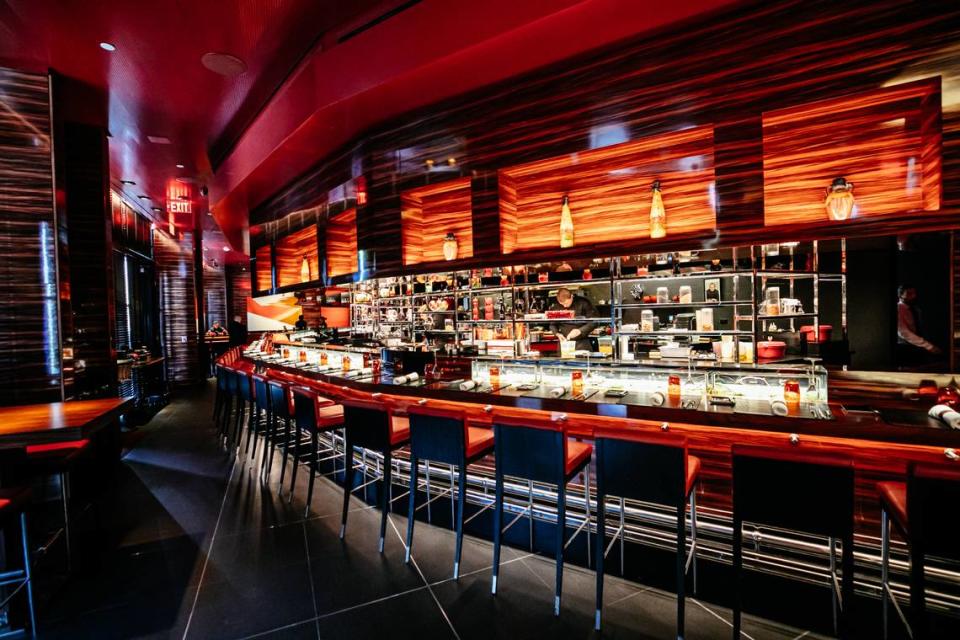 La barra de 34 asientos es donde se desarrolla la verdadera acción en L'Atelier de Joël Robuchon, el único restaurante de la Florida que ha obtenido dos estrellas Michelin.