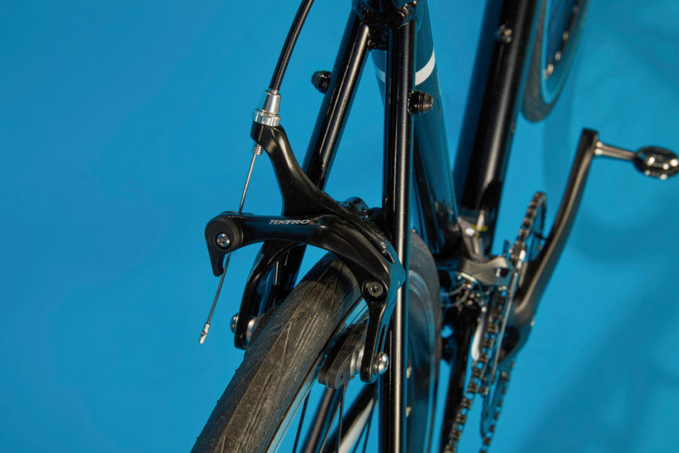 Rim brakes of the Pinnacle Laterite 2 which is pictured on a blue blackground