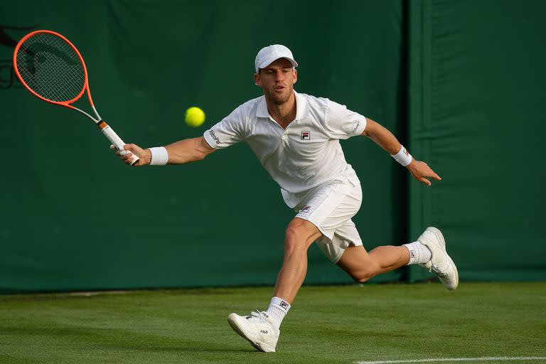 Diego Schwartzman en acción frente a Benoit Paire en la primera ronda de Wimbledon.