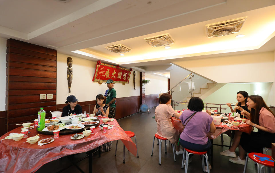 珍膳美餐廳如今已是接團客規模的餐館，老闆娘表示當年小吃店生意忙到阿兵哥們都會幫忙收盤子、洗碗。