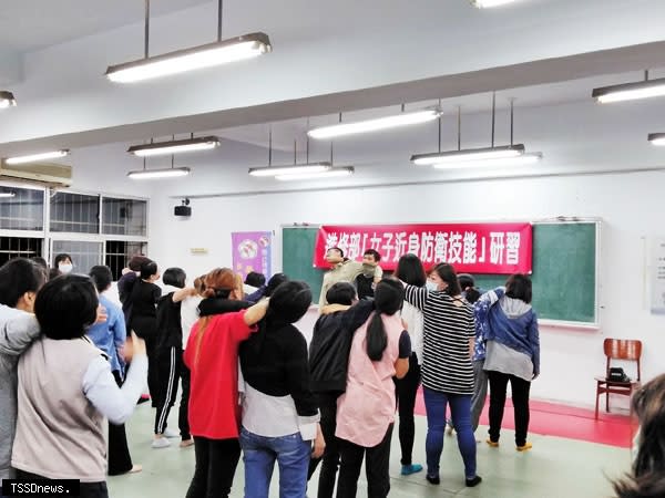 崇右影藝科技大學進修部關心女學生校園安全，特邀請憲兵隊幹部指導女學生近身防衛技巧。(圖：崇右影藝科大進修部提供)