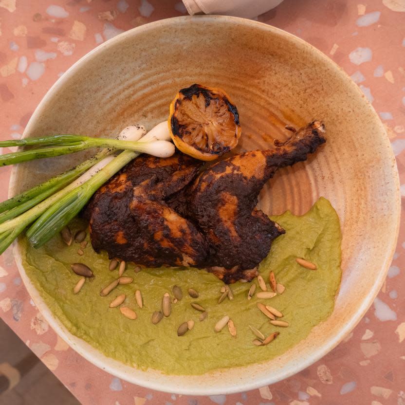 Pollo rostizado con recado negro.