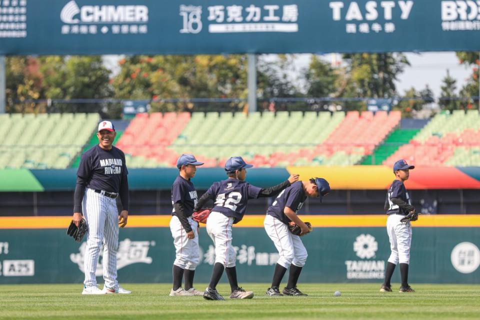 MLB名人堂球星李維拉化身教練，親授40位小學四至六年級的小選手棒球技巧。（記者徐義雄攝）