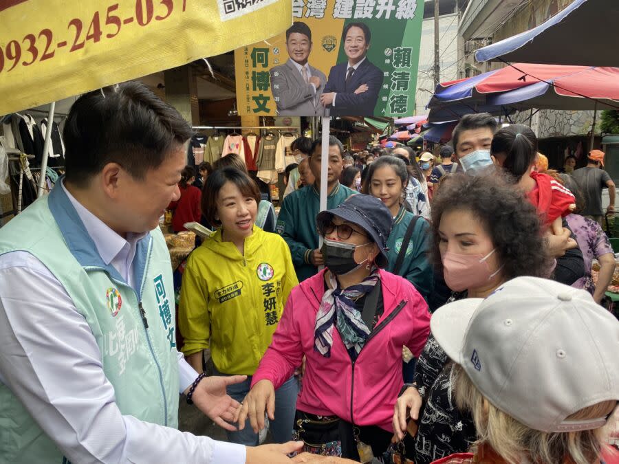 小英發言人李姸慧22日陪同民進黨新北市立委第一選區的參選人何博文，一起到泰山福泰市場向市民問好。（圖／何博文服務處提供）