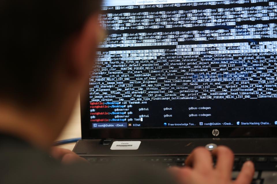 Ein Tatverdächtiger im Fall des Hackerangriffs wurde zunächst festgenommen. (Symbolbild: Getty Images)