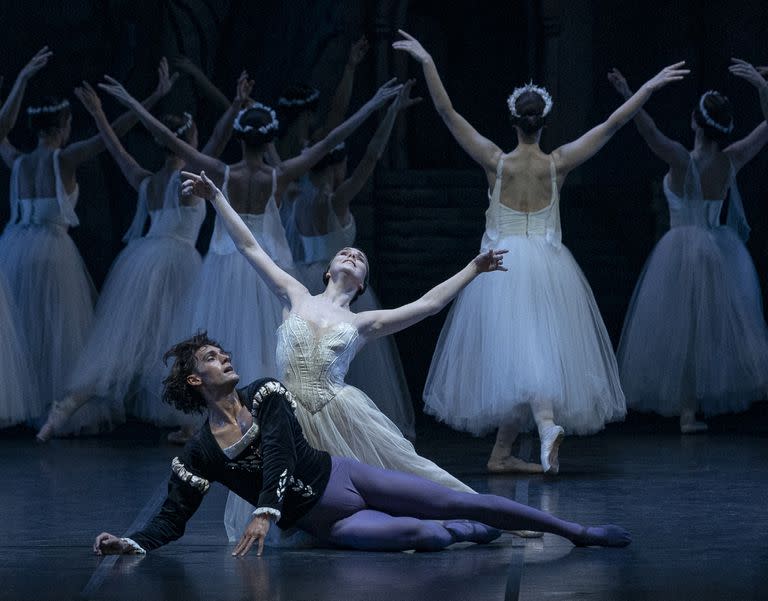 Los bailarines invitados Natalia Osipova y Daniel Camargo en una escena sobre el final de Giselle