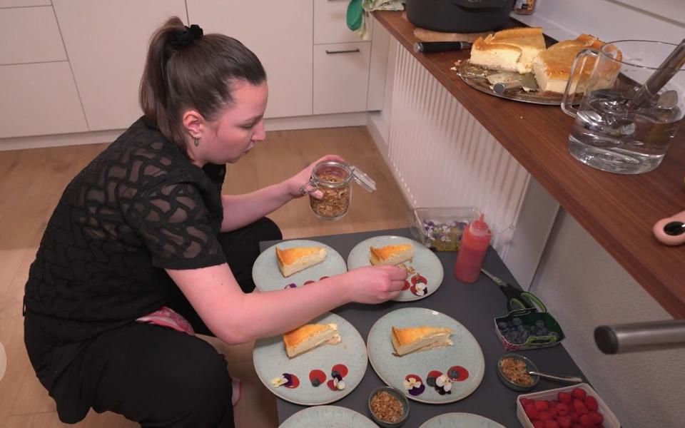 Auch beim Käsekuchen überlässt Perfektionistin Hannah nichts dem Zufall. Leider ist er nicht ganz durchgebacken. (Bild: RTL)