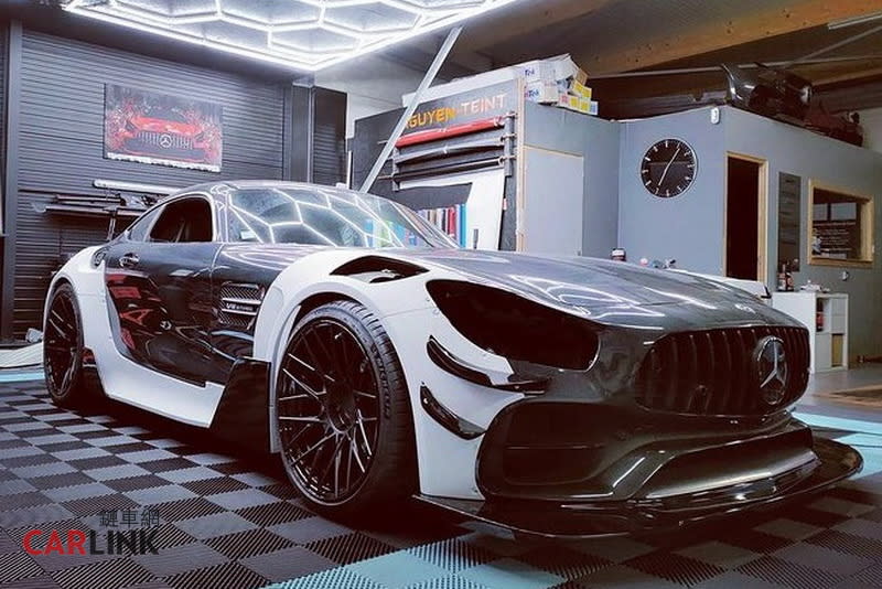 與前身SLS相較，問世將進七年的Mercedes Benz現役雙門Grand Tourer主力的C190 AMG GT，即便已推出S、C、R與R PRO等版本，但為了追隨前代進化傳承也如實推出Black Series旗艦版！基於凸顯與同門兄弟的優越性，不但引擎換裝全新問世的LS2式樣，透過新添加的「Flat-Plane」全平面鍛造曲軸，使得實際作動效果也更為順暢、油門反應更為靈敏，高極限的延伸身性更佳之外，再搭配高揚程凸輪軸、高增壓值也讓其最大輸出達到號稱Mercedes AMG V8引擎之最的730hp、800Nm，同時外觀空力有明顯考究，除了導流效果更優，視覺感觸也更犀利！其他車款想急起直追，訴諸後天改裝則是唯一途徑。