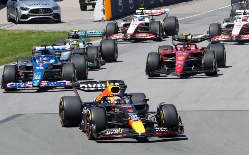 Max Verstappen lidera en la primera curva tras la salida (AP)