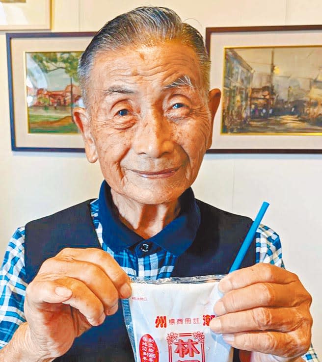 「林耀輝草茶」創辦人林耀輝今年高齡90歲，他賣草茶已50多年，1袋草茶只賣10元，30多年來不曾漲價，非常佛心。（潘建志攝）