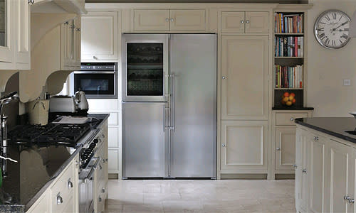 <b>Bespoke beauty</b><br><br>Bespoke kitchens are brilliant at making use of every inch of space – like this Chichester kitchen from Kit Stone. If you love the expensive look but are on a budget, get a quote from a carpenter. It may be cheaper than you think to create fitted cupboards. Cutting shelves to fit around appliances or any awkward spaces is another good way to show off cookery books.