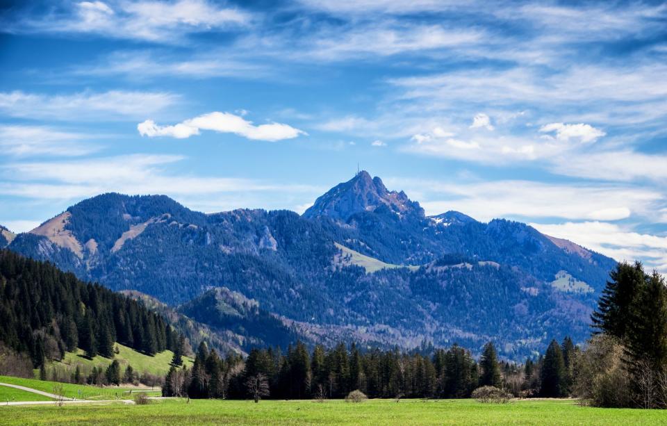 <p>Eine tolle Aussicht bietet auch der Wendelstein in den Bayerischen Voralpen. Dieser Berg ist 1.838 Meter hoch und liegt zwischen dem Inntal und dem Tal der Leitzach. Wer keine Lust auf eine Wanderung hat, nutzt die historische Wendelsteinbahn oder die Großkabinenseilbahn zum Gipfel. Dort befindet sich auch Deutschlands höchstgelegene Kirche: das Wendelsteinkircherl. (Bild: iStock / FooTToo)</p> 