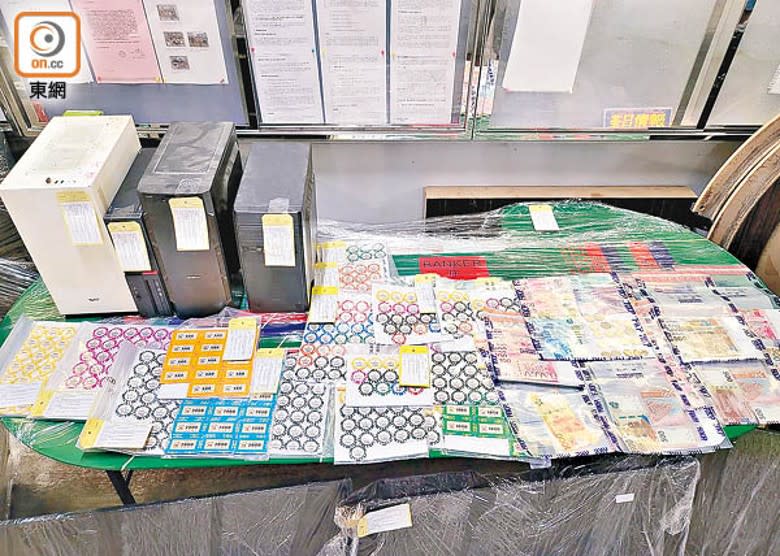 警方展示籌碼及現金等證物。（文健雄攝）