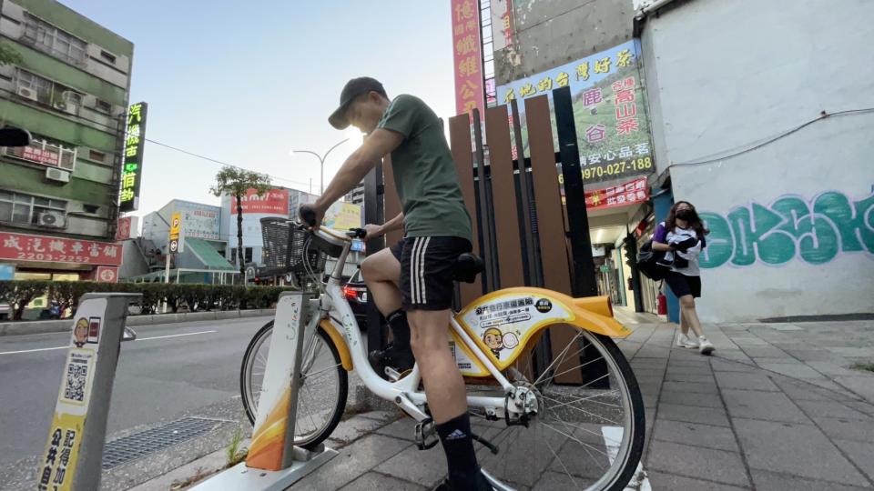 周先生表示，腳程10分鐘以上的距離幾乎選擇YouBike移動，圖中的他正在歸還車輛。