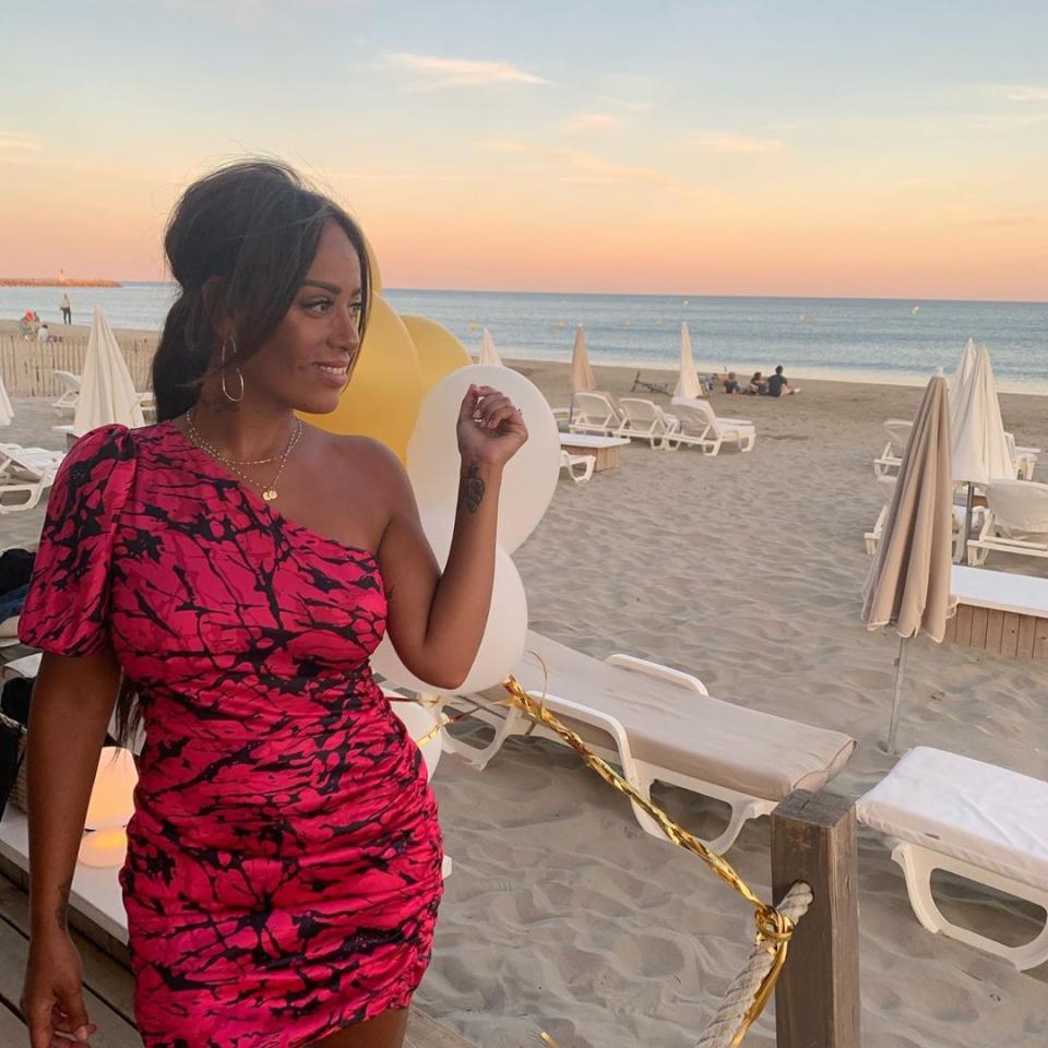 Est-ce qu’Amel Bent ne serait pas en train de nous préparer une nouvelle version du tube estival de Brigitte Bardot ? On pourrait le croire à en juger la légende qu’elle a postée sous sa photo : <em>Sur la plage abandonnée</em>… © instagram@amelbent