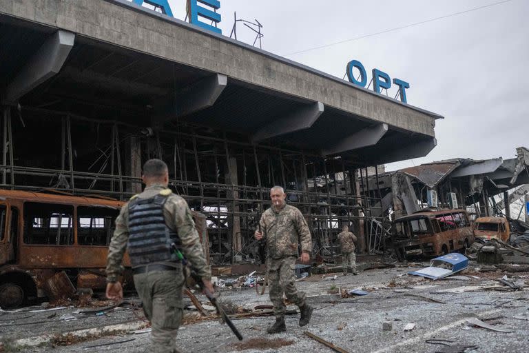 Soldados ucranianos en el edificio destruido del Aeropuerto Internacional de Kherson 