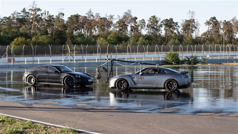 Porsche居然沒有使用自家車款，而是以東瀛戰神Nissan GT-R作為攝影車。（圖／翻攝自Porsche官網）