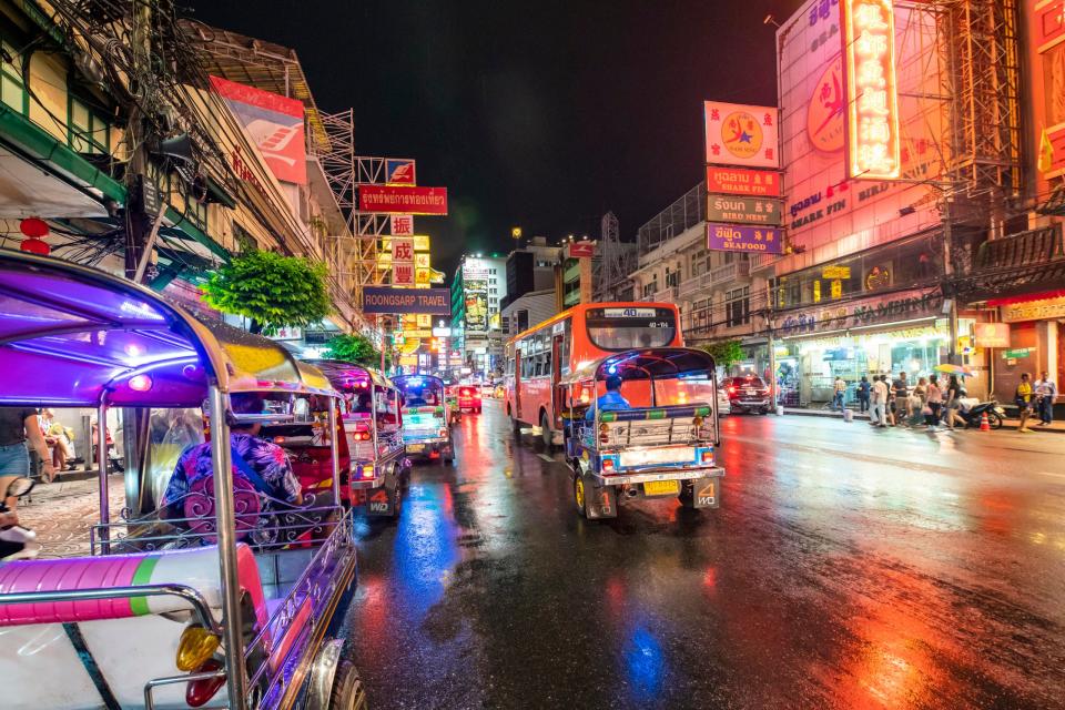 Die Yaowarat Road in Bangkok ist auf Platz 8. - Copyright: Phoonsab Thevongsa, Getty Images