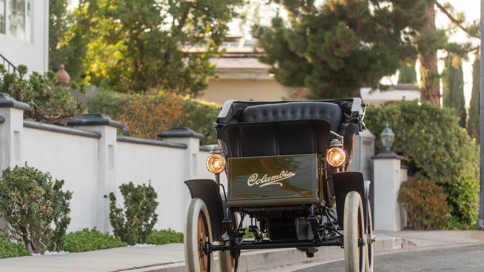 a black and white carriage