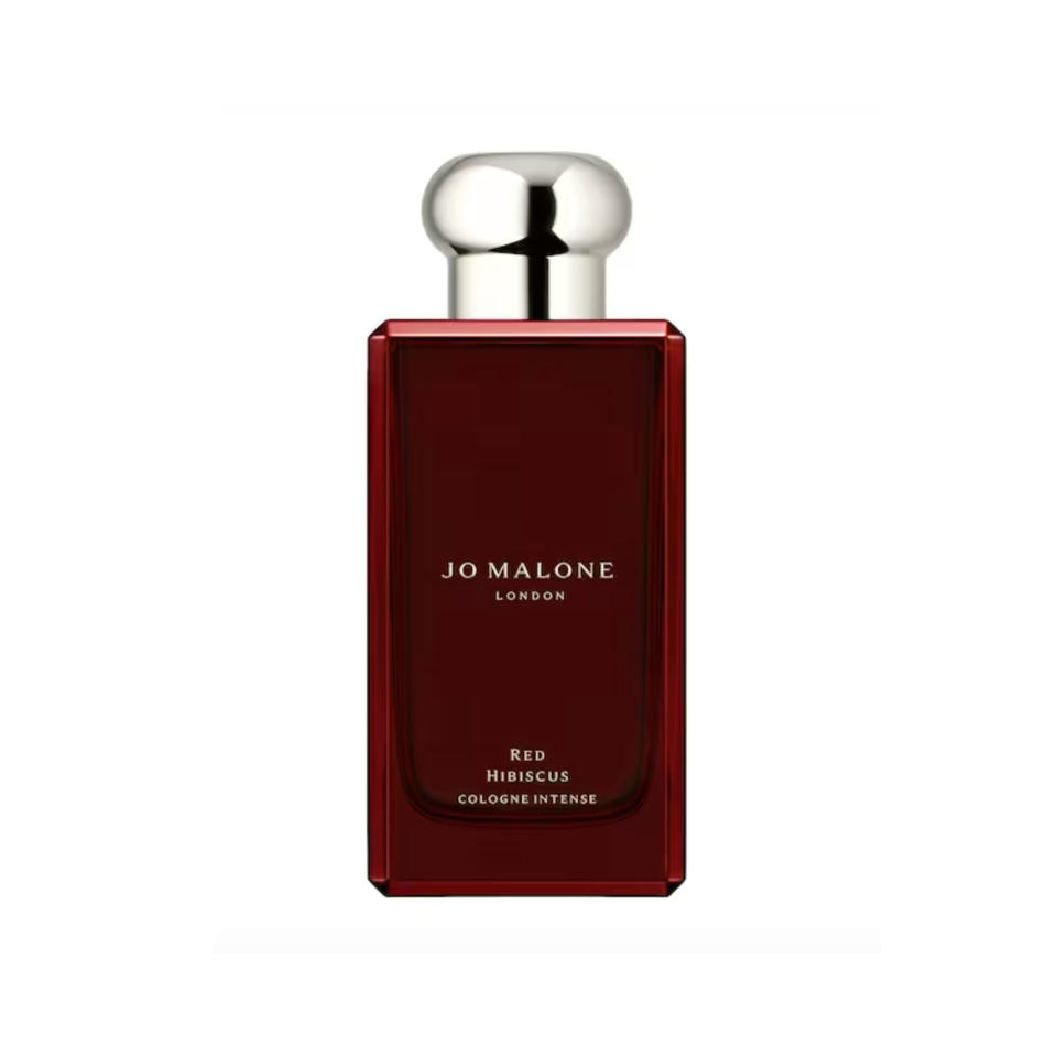 182€ les 100 ml <br><p>Cette cologne florale et solaire s’inspire de la fleur rouge d’hibiscus, elle-même rehaussée d'une touche de jasmin Sambac et de vanille.</p><br><a href="https://www.sephora.fr/p/red-hibiscus-cologne-intense-721019.html" rel="nofollow noopener" target="_blank" data-ylk="slk:Acheter;elm:context_link;itc:0;sec:content-canvas" class="link ">Acheter</a>