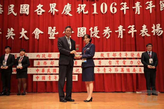 中華民國各界慶祝106年青年節「優秀青年表揚大會」29日在臺北劍潭青年活動中心舉辦，公開表揚獲選的人員。（軍聞社記者陳映竹攝）