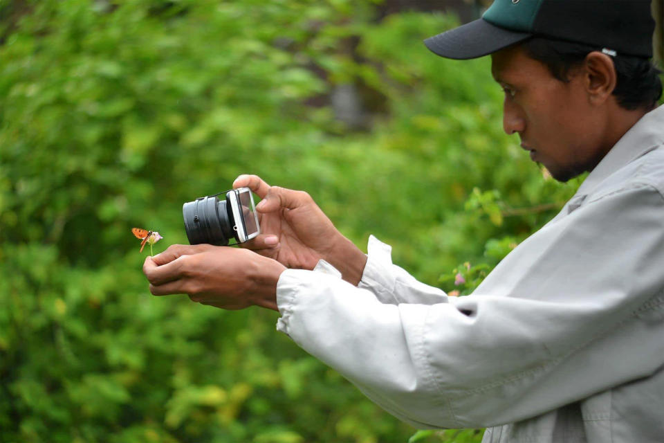 <p>Komang, who lives in Bali, Indonesia, captures amazing details with his Samsung Galaxy J7 and homemade camera lens. (Photo: Komang Wirnata/Caters News) </p>