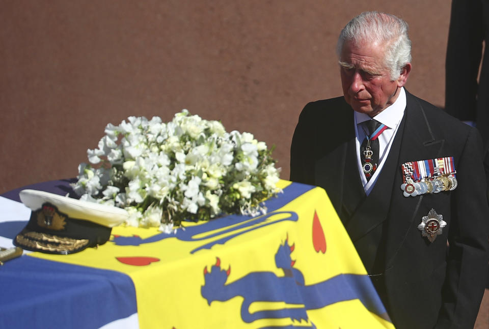 El príncipe Carlos sigue el ataúd de su padre, el príncipe Felipe, durante el funeral en el castillo de Windsor, Inglaterra, sábado 17 de abril de 2021. Felipe murió el 9 de abril a los 99 años y tras 73 años de matrimonio con la reina Isabel II. (Hannah McKay/Pool via AP)