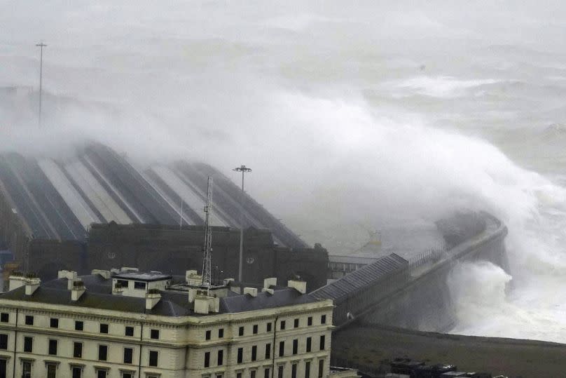 Wellen im Hafen von Folkestone