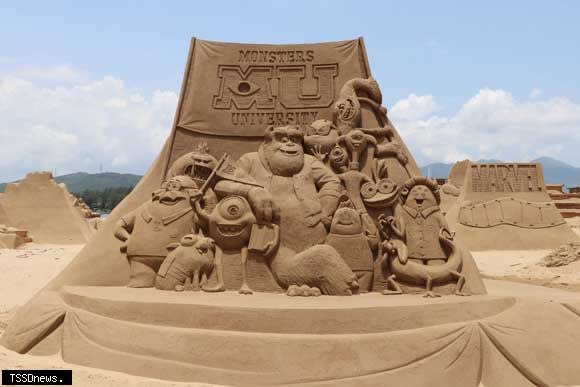 福隆國際沙雕藝術季迪士尼百年慶典可看到迪士尼、皮克斯、漫威與星際大戰等經典角色沙雕。（圖：福容大飯店福隆提供）