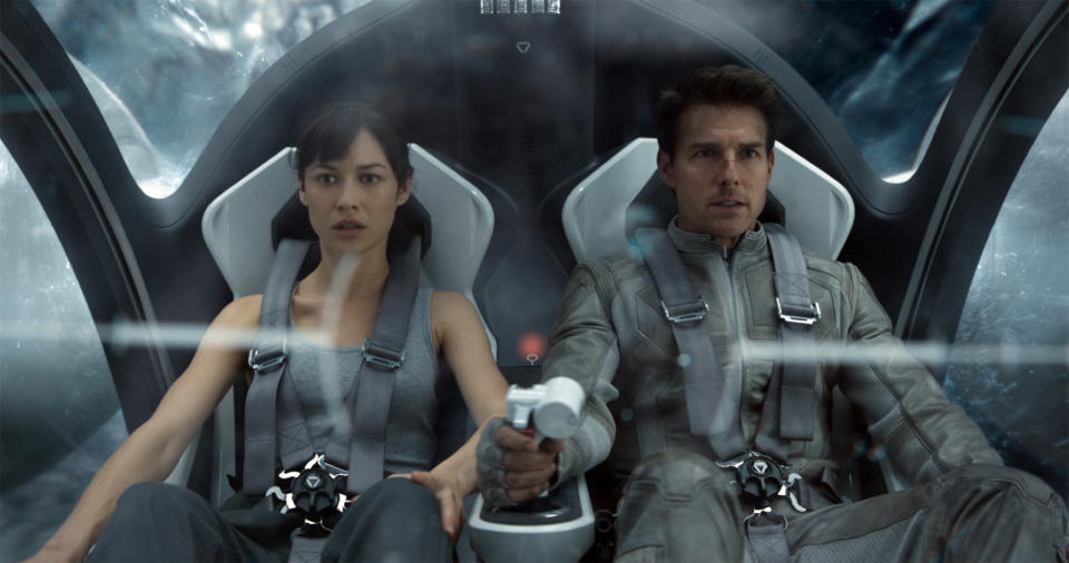 OBLIVION, from left: Olga Kurylenko, Tom Cruise, 2013. /©Universal Pictures/courtesy Everett Collection