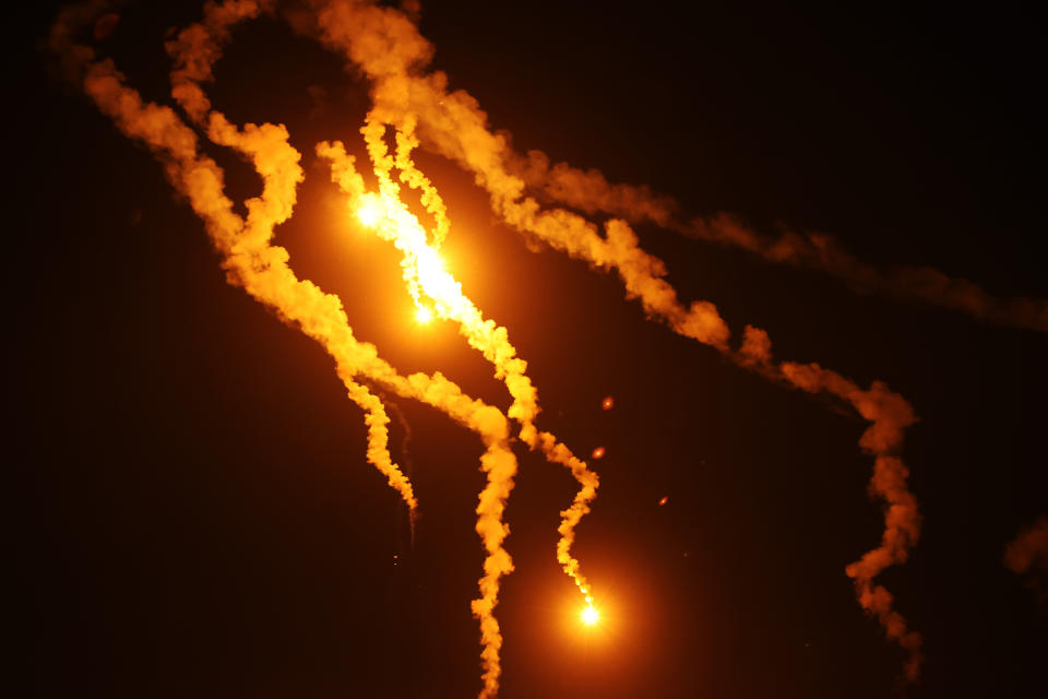 在 10 月 31 日，加沙北部天空中不時見到火光劃過。(Photo by Ali Jadallah/Anadolu via Getty Images)