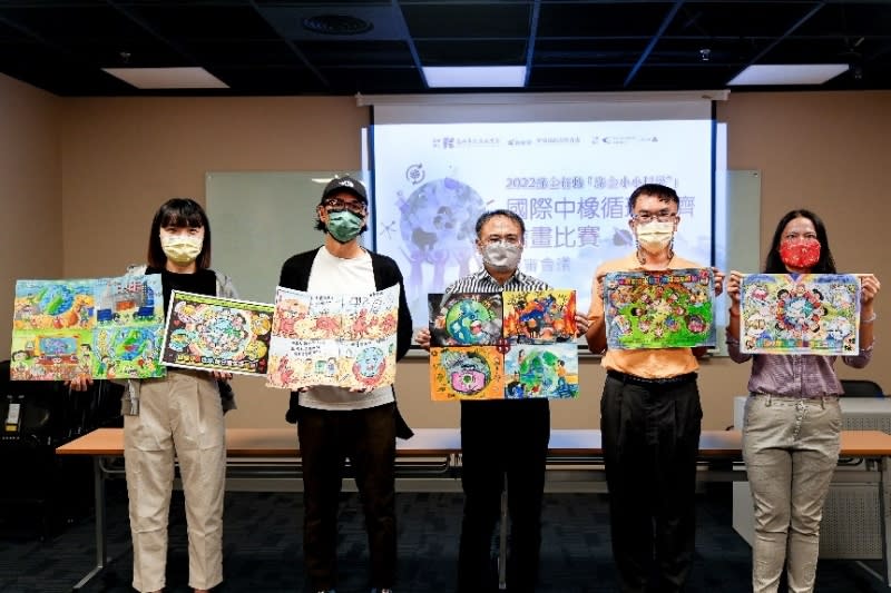  國際中橡繪畫比賽評審與得獎作品合影。
