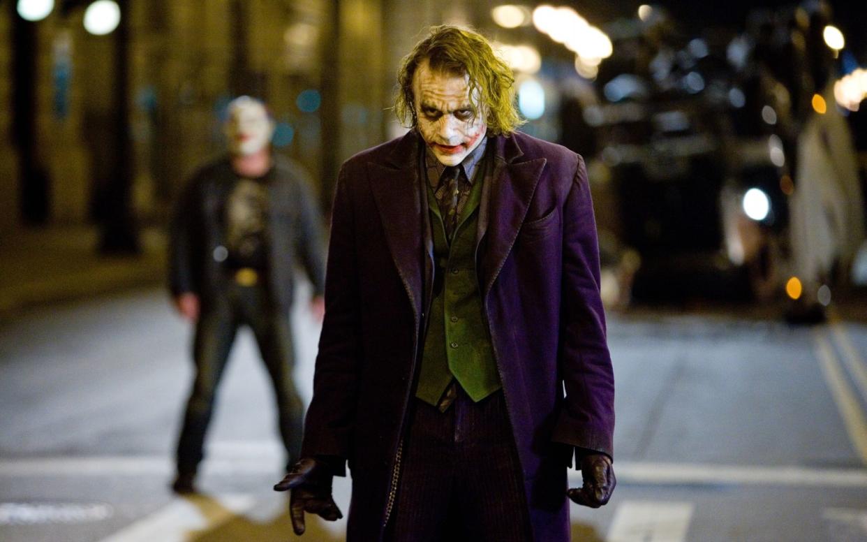 Der Joker (Heath Ledger), der permanent grinsende Anarchist, sorgt in "The Dark Knight" für Chaos in Gothams Straßen: Angst und Schrecken machen sich breit. Wer kann ihn aufhalten? (Bild: ProSieben / Warner Bros.)