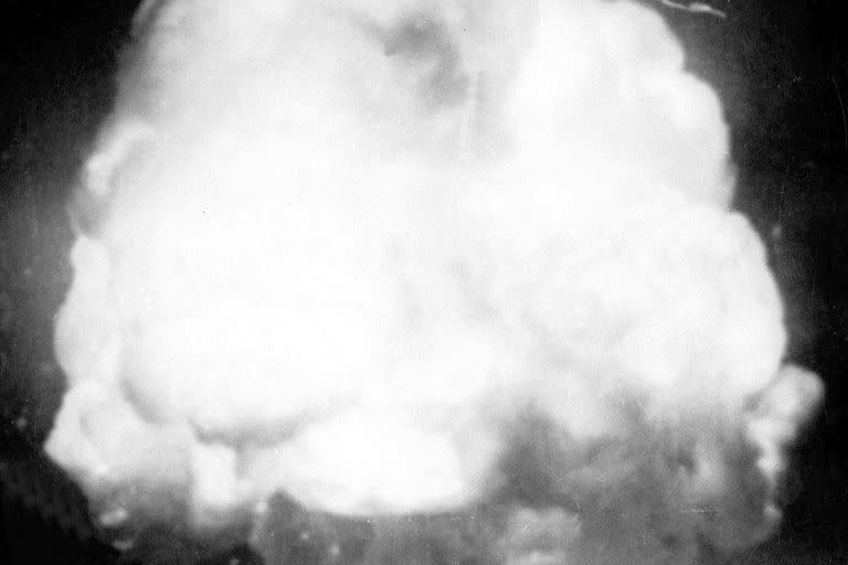 La primera bomba atómica de EE. UU. explota durante una prueba en Alamogordo, Nuevo México, el 16 de julio de 1945. La nube se elevó 12.000 metros en el aire, vista por una cámara automática a 10 kilómetros del sitio. La nueva película sobre la vida de J. Robert Oppenheimer y su papel en el desarrollo de la bomba atómica como parte del Proyecto Manhattan durante la Segunda Guerra Mundial se estrena en los cines el viernes 21. (AP Photo, File)