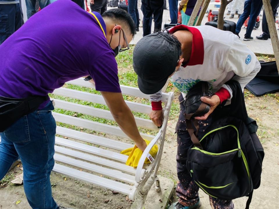 新北市政府在各公共場所消毒；圖為三重區六張公園視察公園遊具消毒情形。   圖：新北市民政局提供