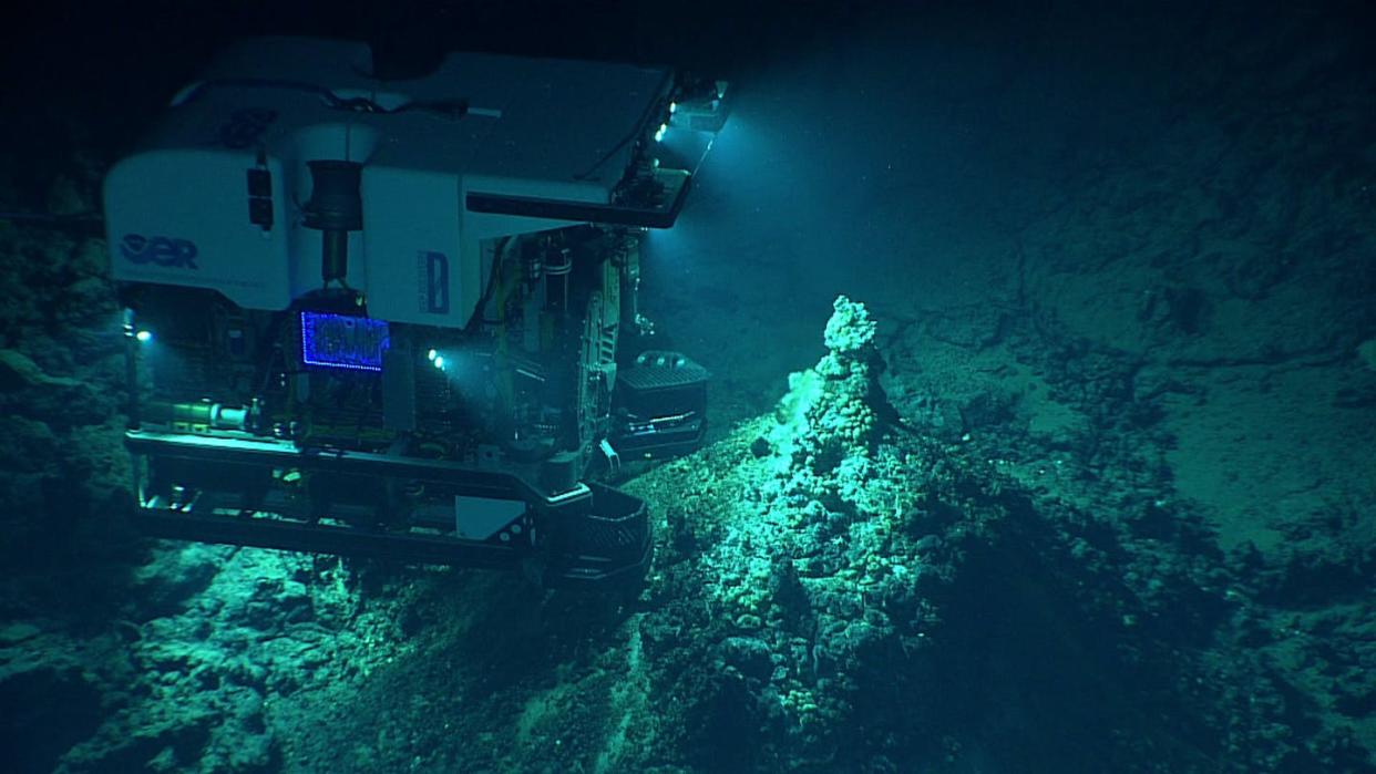 <span class="caption">The remotely operated vehicle Deep Discoverer captures images of a newly discovered hydrothermal vent field in the western Pacific.</span> <span class="attribution"><a class="link " href="https://oceanexplorer.noaa.gov/okeanos/explorations/ex1605/logs/photolog/welcome.html#cbpi=/okeanos/explorations/ex1605/dailyupdates/media/june24.html" rel="nofollow noopener" target="_blank" data-ylk="slk:NOAA;elm:context_link;itc:0;sec:content-canvas">NOAA</a></span>