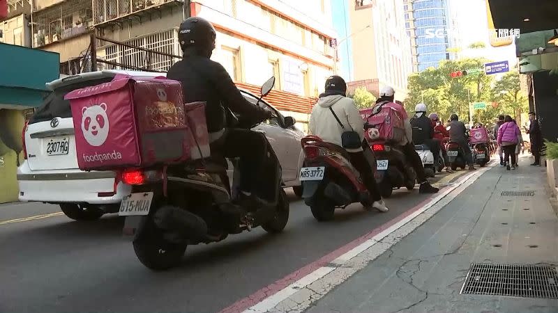 外送員在外騎車奔波，經常都覺得手指快要凍僵。